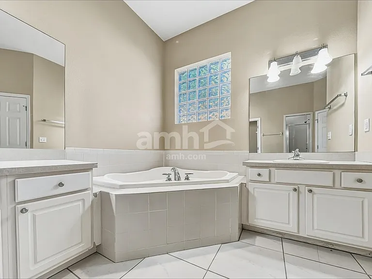 3828 Alamanda Hills Ln — Photo 11