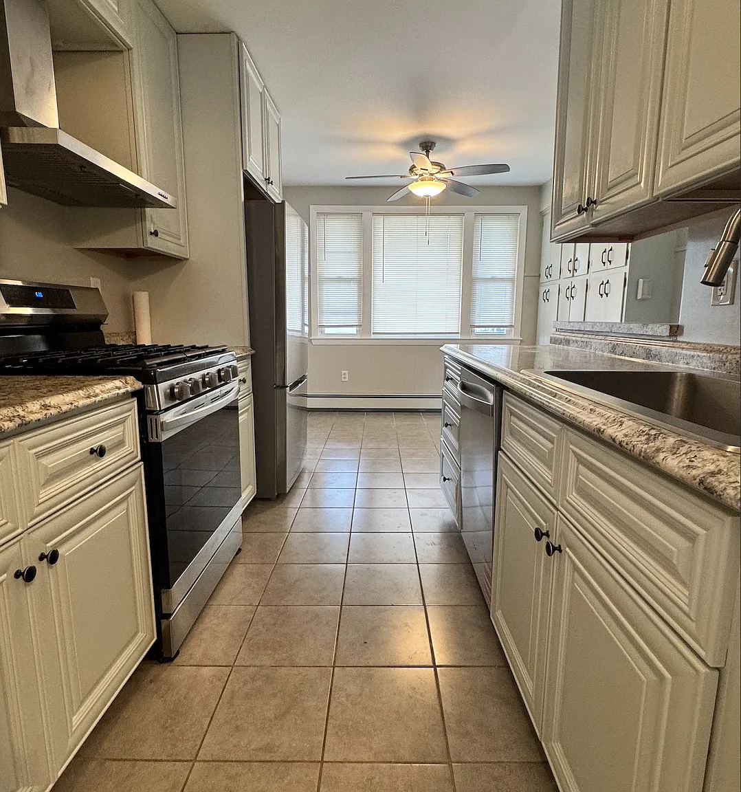 3 bed, 1100 sqft, $2,550 — Photo 4