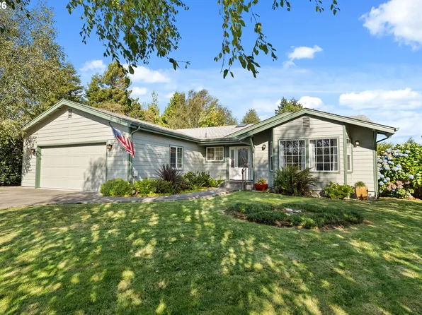 850 Crestwood Pl, Brookings, OR 97415