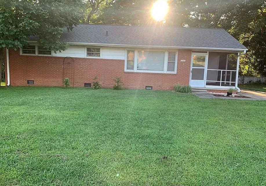 3 bed, 2002 sqft, $1,450 — Photo 2
