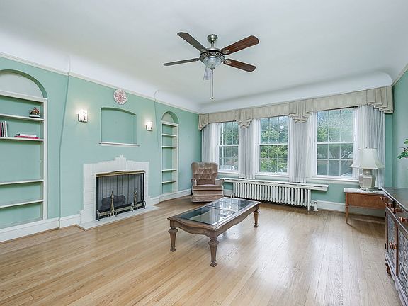 2nd image of 10324 Chaucer St