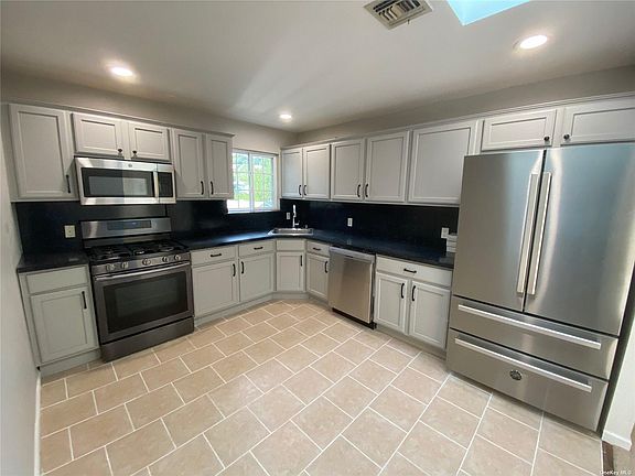 EIK with stainless steel appliances