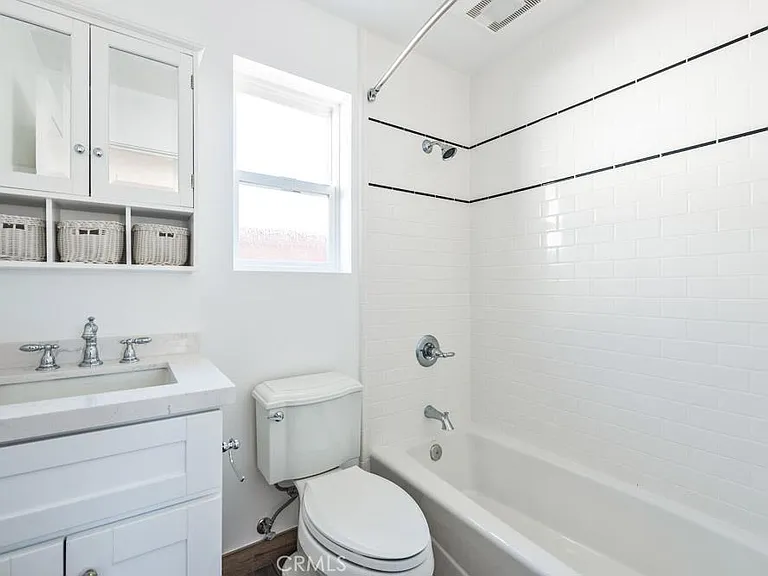 547 N Olive St — Photo 6