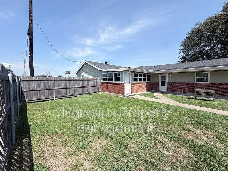 3 bed, 2.0 bath, 1650 sqft, $1,500 — Photo 1