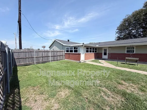 702 E College St, Lake Charles, LA 70607