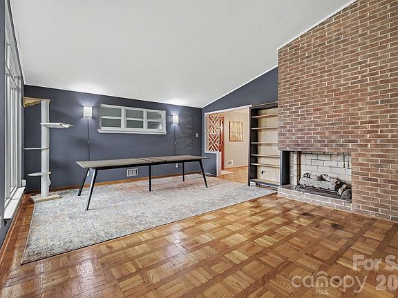 3rd image of 126 21st Ave NW