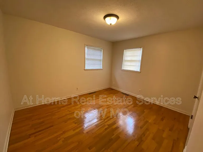2027 S Kentwood Ave — Photo 11