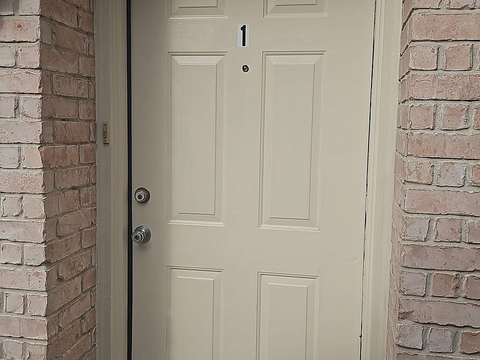 1st image of 1810 Lexington Cir APT 1