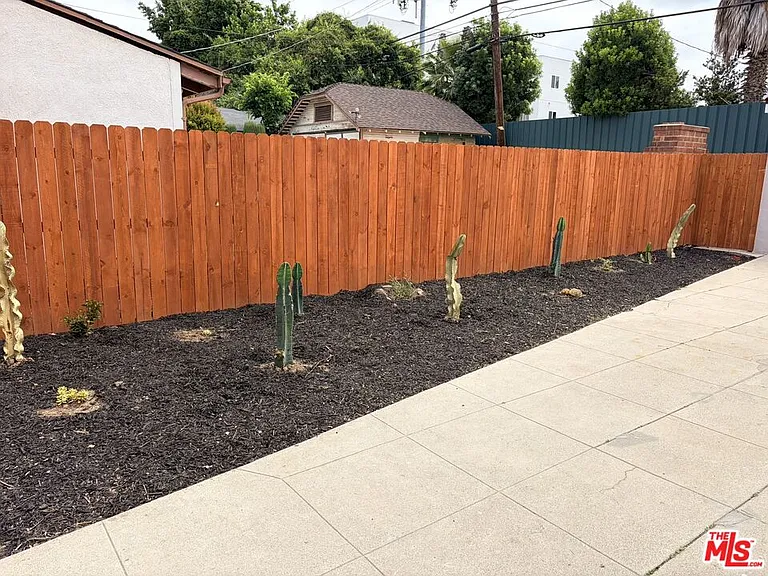 2142 S Victoria Ave — Photo 37