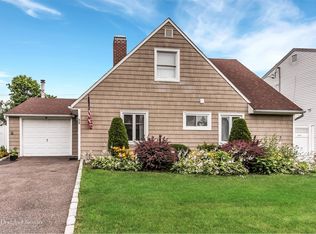 88 Weaving Ln, Wantagh, NY 11793