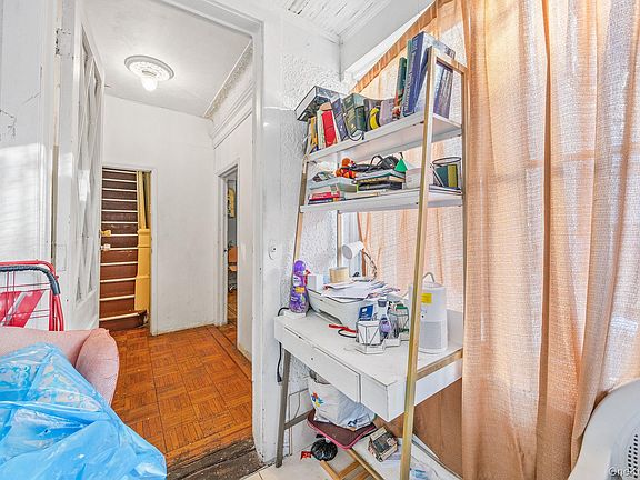3rd image of 927 E 35th Street