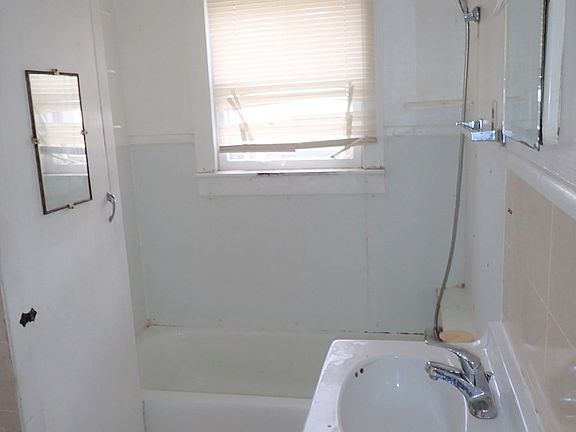 4th image of 205 E Ave N