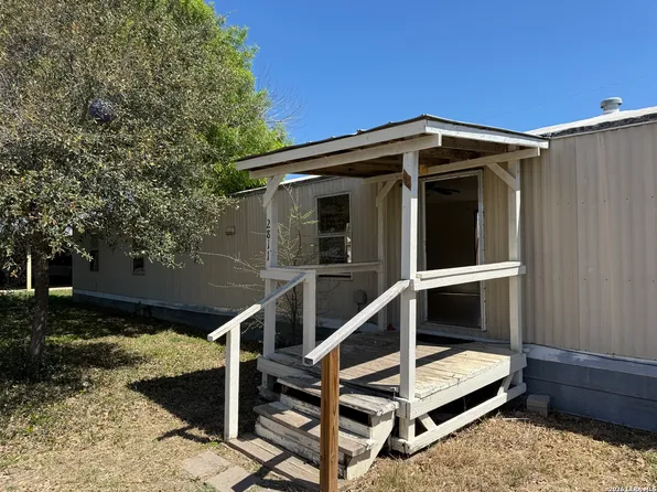 2811 Southern Breeze, Hondo, TX 78861