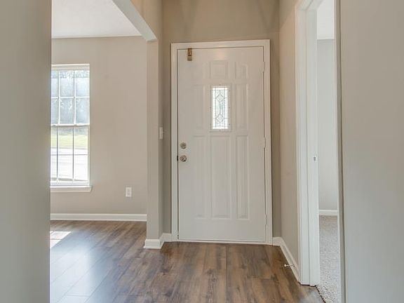 3rd image of 272 Lake Chateau Dr