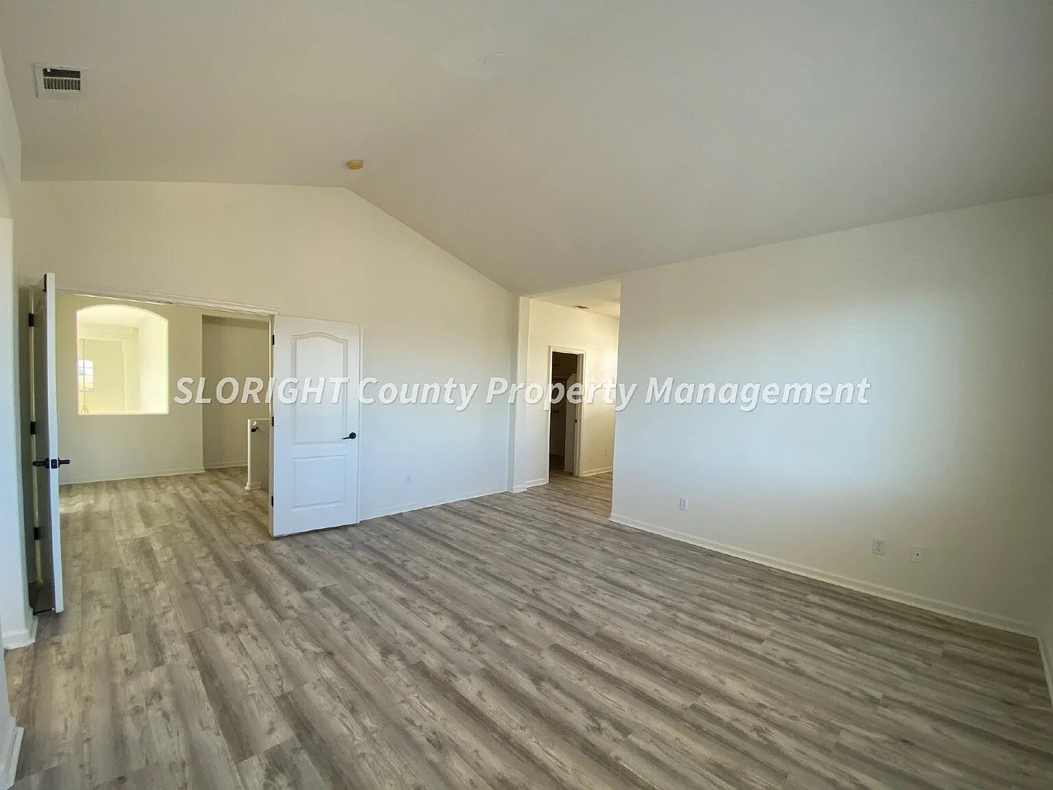 4 bed, 2.5 bath, 2567 sqft, $4,500 — Photo 2