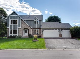 9132 Nantwick Rdg, Minneapolis, MN 55443