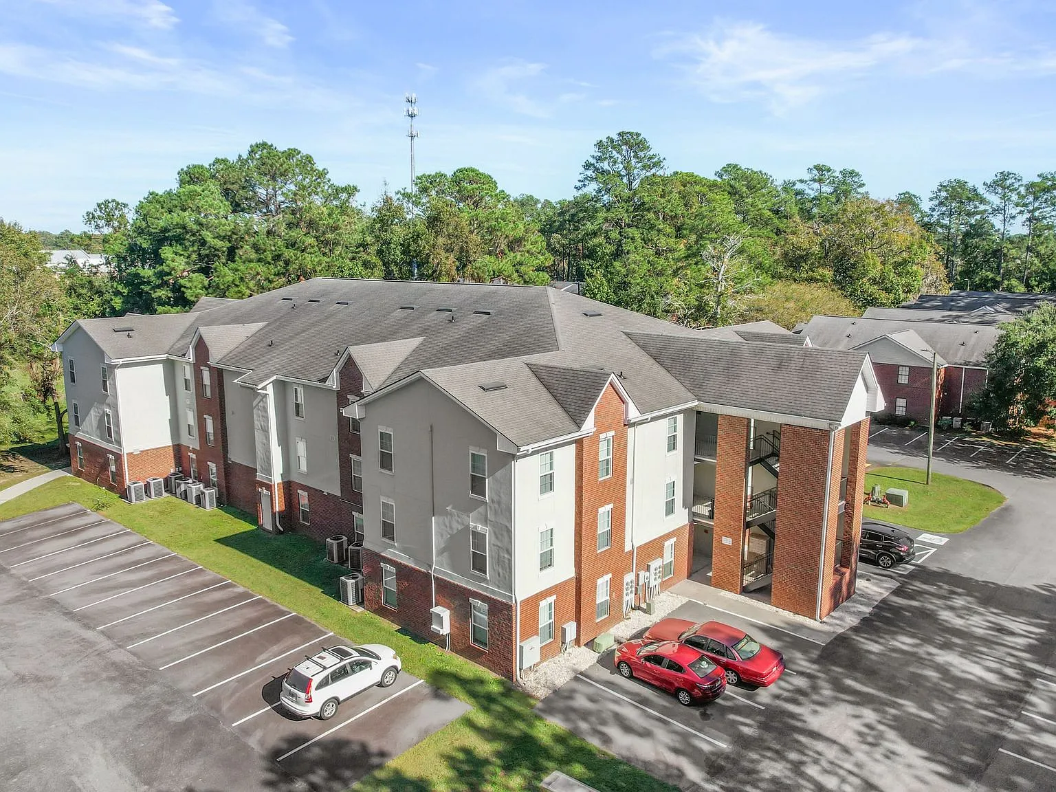 Apache Apartments 2 & 4 Bedroom Homes on Savannah's Southside — Photo 3