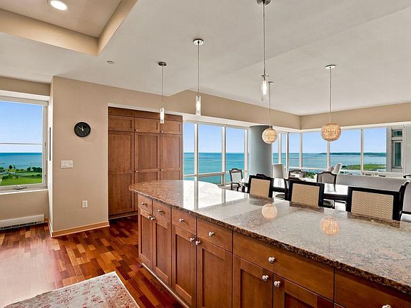 5th image of 923 E Kilbourn AVENUE #1502