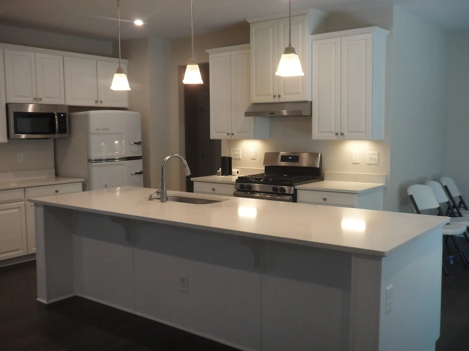 3 bed, 2.5 bath, 2424 sqft, $2,450 — Photo 4