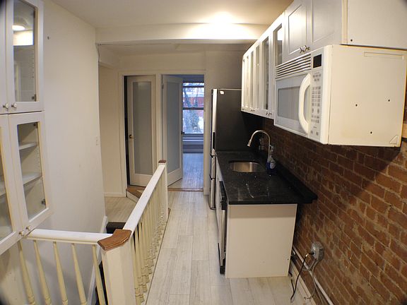4th image of 12-09 Jackson Ave #3