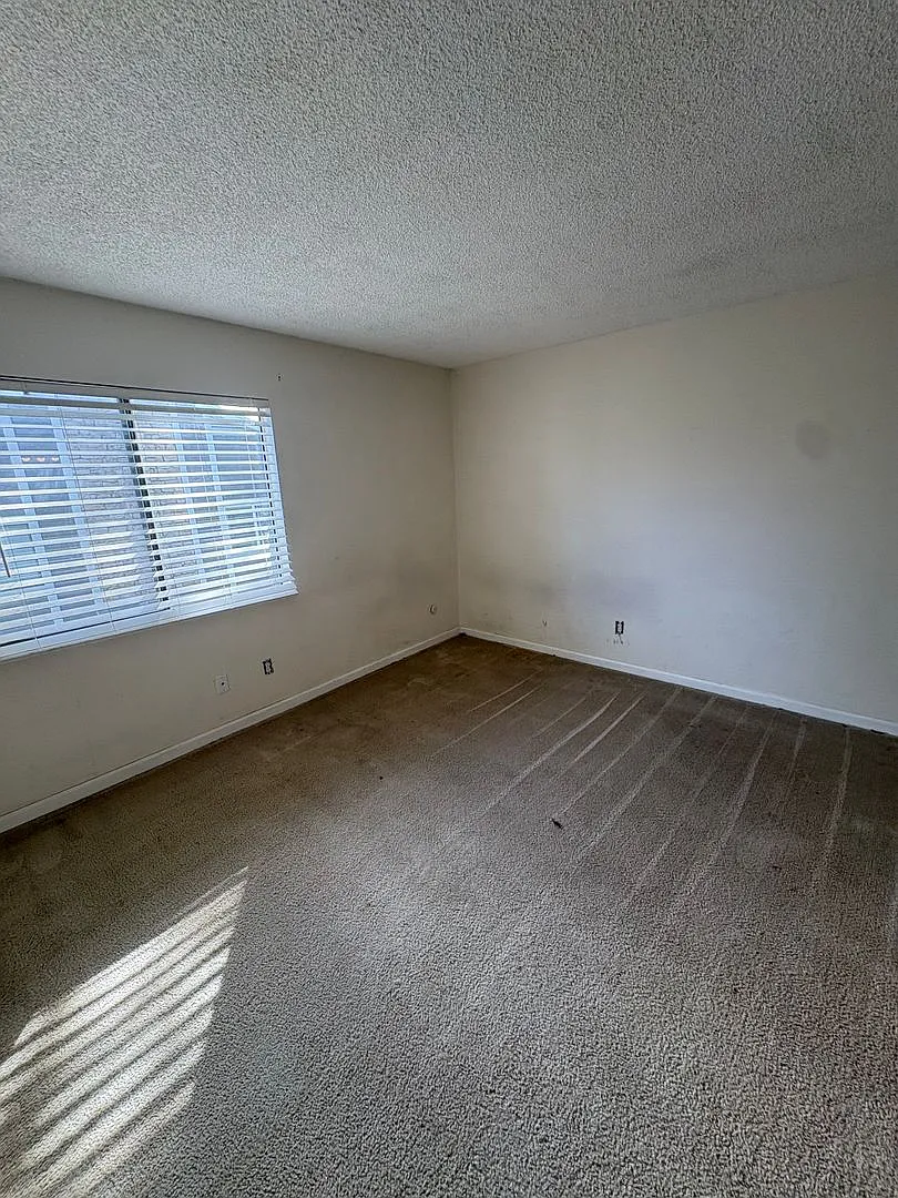 Spectacular Top Floor Condo in Aurora! **Move-In Special** — Photo 4