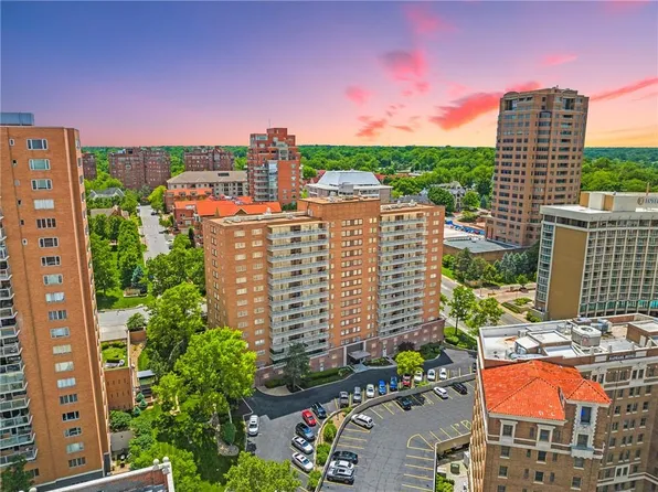 310 W 49th St APT 108, Kansas City, MO 64112