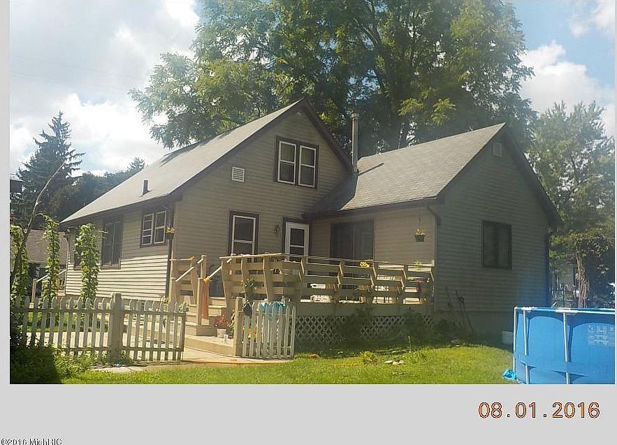 2nd image of 736 Hutchinson St