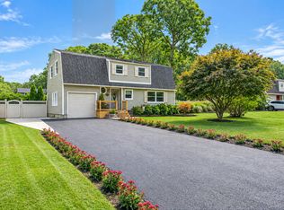 27 Wagner Dr, Coram, NY 11727