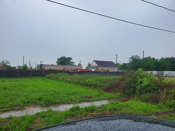 3rd image of 2710 Mills St