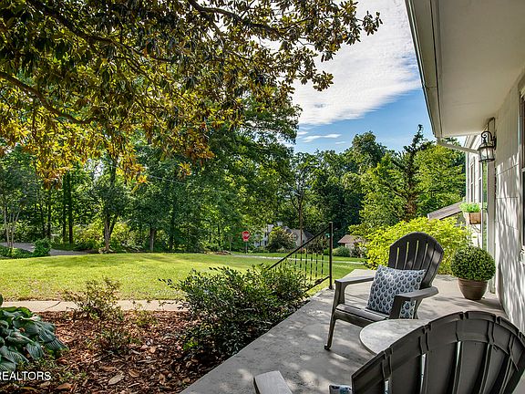 4th image of 3929 Forest Glen Dr