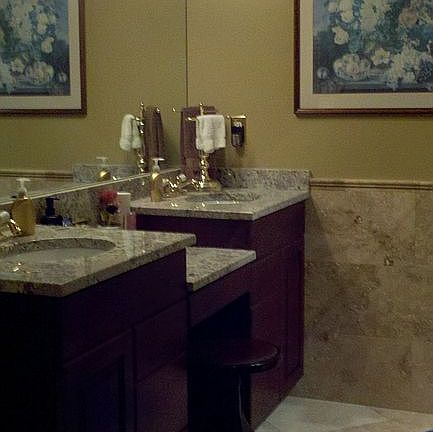 Master vanity w/granite