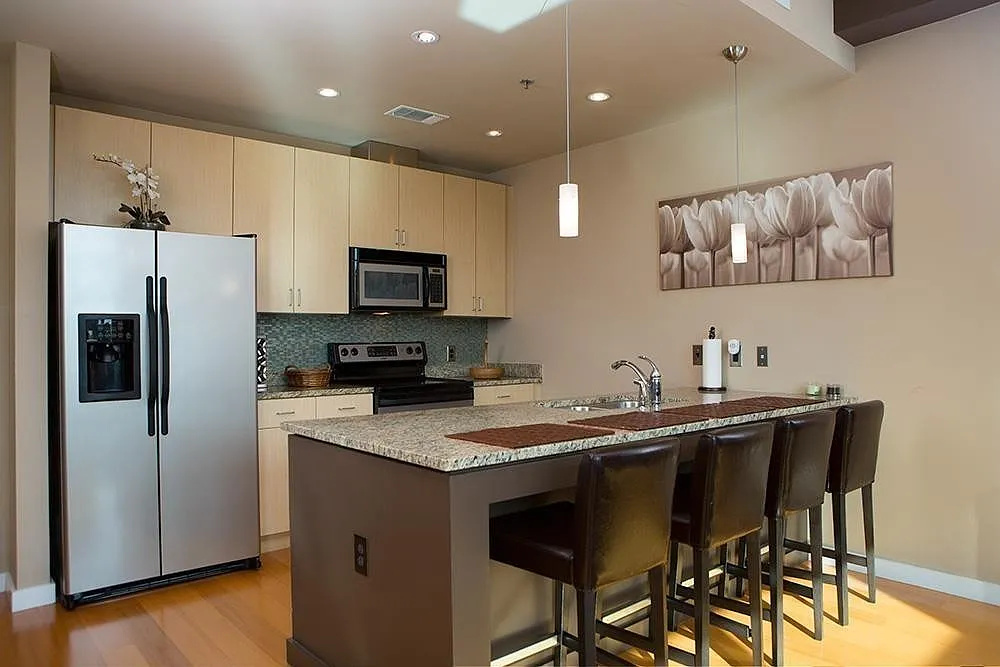 1 bed, 687 sqft, $2,400 — Photo 1