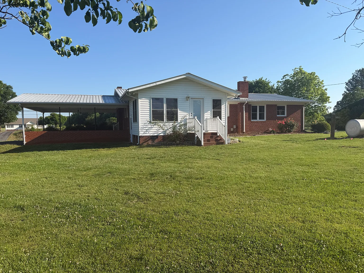 3 bed, 2100 sqft, $1,885 — Photo 3