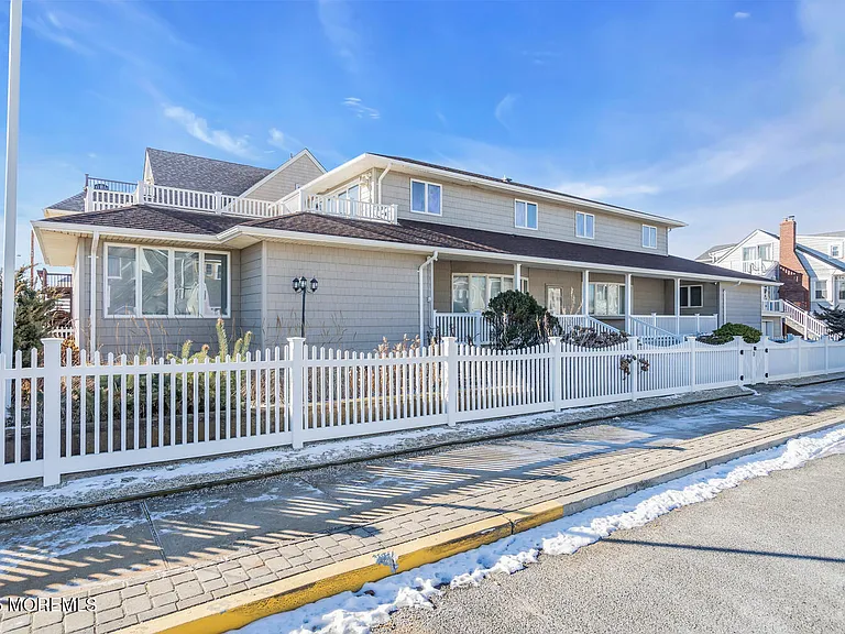 115 N Ocean Ave — Photo 3