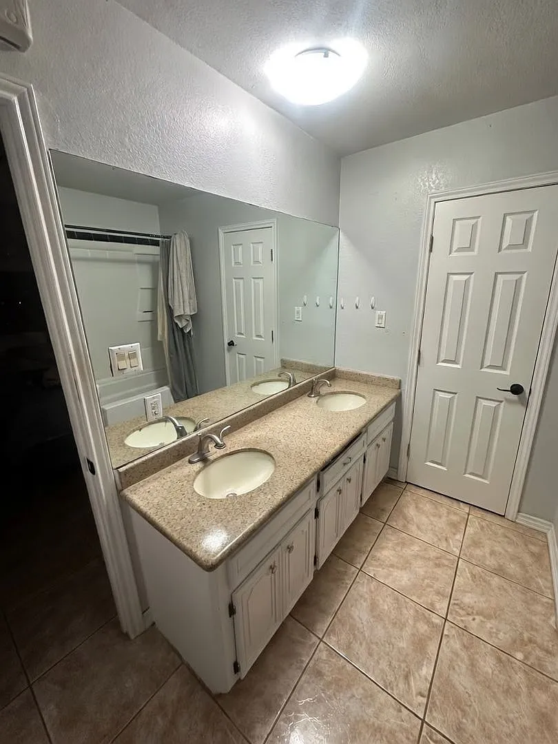 3BR 2BT House in Brownsville Country Club — Photo 3