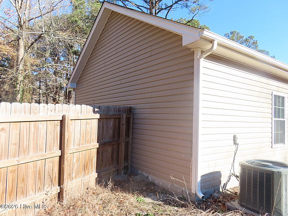 5th image of 121 Sycamore Drive
