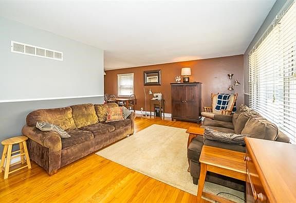 2nd image of 4601 NE 42nd St