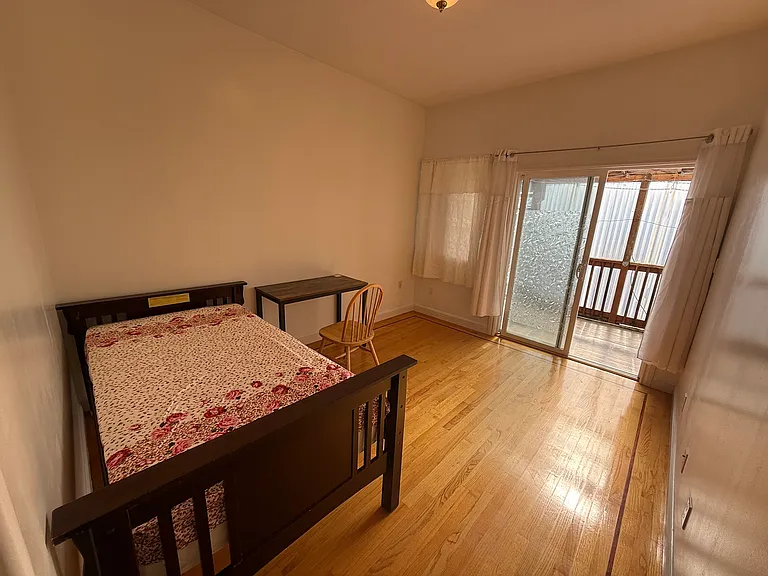 945 Plymouth Ave — Photo 1
