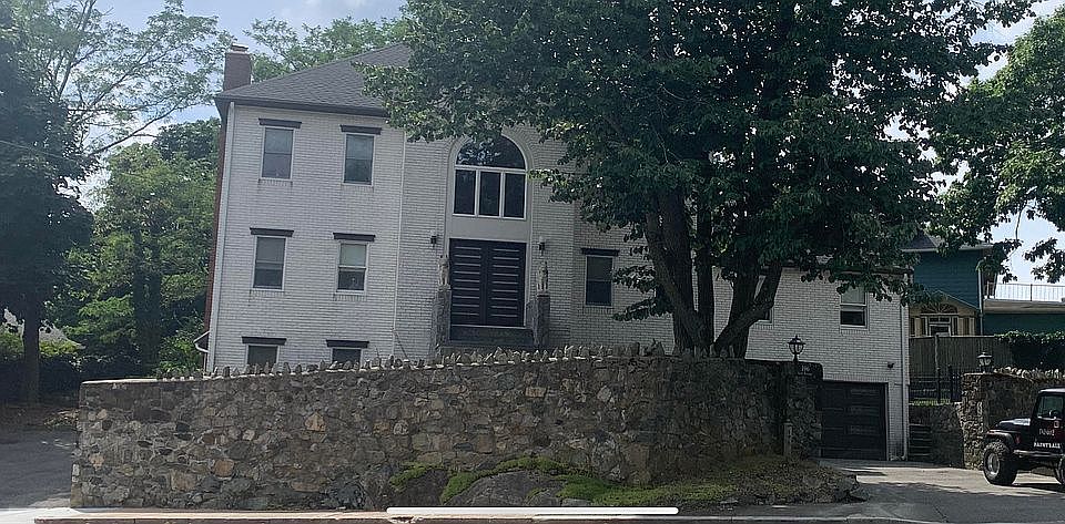 2nd image of 196-198 E Border Rd