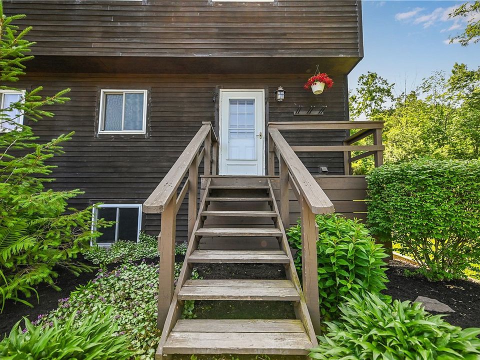1st image of 7 Pinewood Ln S