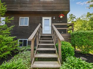 7 Pinewood Ln, Naples, NY 14512