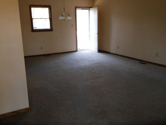 4th image of 913 Sterling Dr