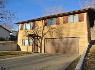 1616 Terrace Dr, Minot, ND 58703