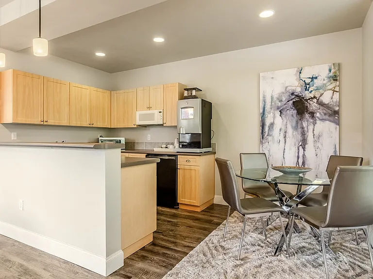 Abbey Rowe Apartments — Photo 15