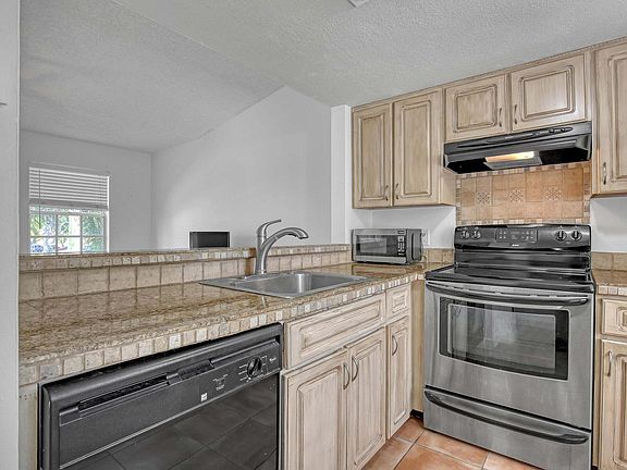 4th image of 1050 Lake Shore Dr #1-105-1