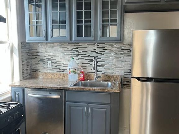 4th image of 182 McClean Ave #3