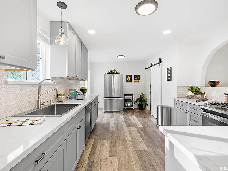 555 Claremont Dr — Photo 12
