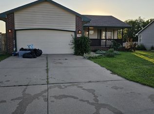 2119 Kingsley St, Newton, KS 67114