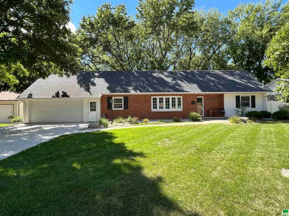 320 Iowa Ave SW, Orange City, IA 51041