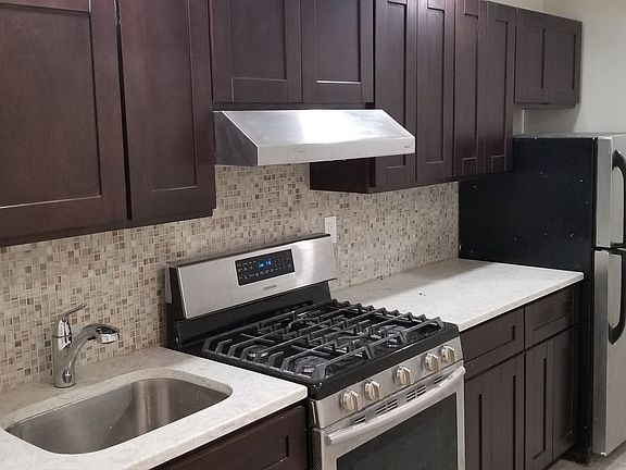 4th image of 302 Bay 20th St #1
